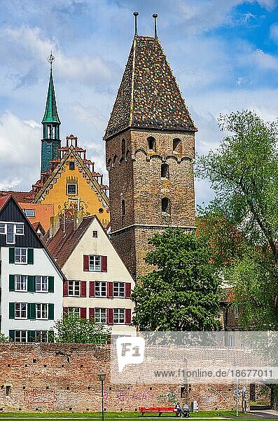 Teilausschnitt der weltberühmten Donaufront mit historischen Häusern des Fischerviertels und dem Schiefen Turm (Metzgerturm)  Ulm an der Donau  Baden-Württemberg  Deutschland  Europa