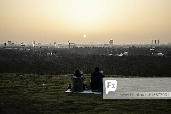 Zwei Personen zeichnen sich vor der aufgehenden Sonne ab in Berlin  25.02.2021. Copyright: Berlin  Deutschland  Europa