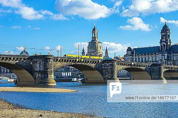 Blick vom Königsufer auf die Augustusbrücke und die Frauenkirche sowie das Ständehaus  Dresden  Sachsen  Deutschland  Europa