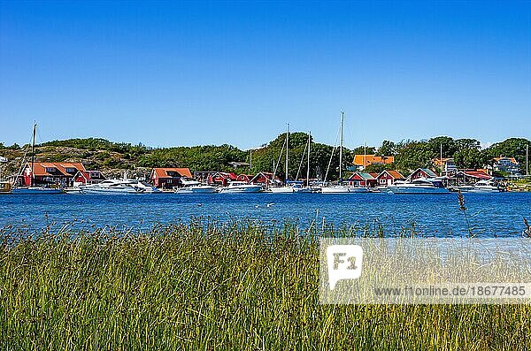 Malerische Küstenlandschaft mit maritimen Strukturen und dem Sund zwischen den Inseln Süd- und Nordkoster  Bohuslän  Västra Götalands län  Schweden  Europa