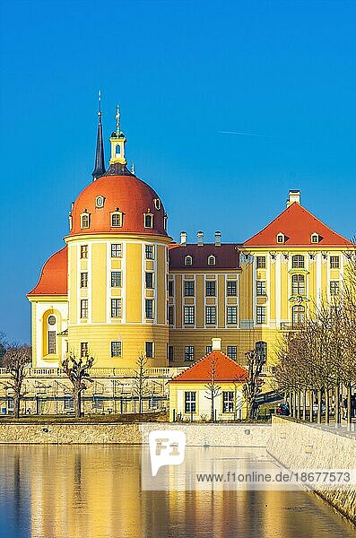 Außenansicht Schloss Moritzburg im Winter bei halb zugefrorenem Schlossteich aus Richtung Süden  Moritzburg bei Dresden  Sachsen  Deutschland  Europa
