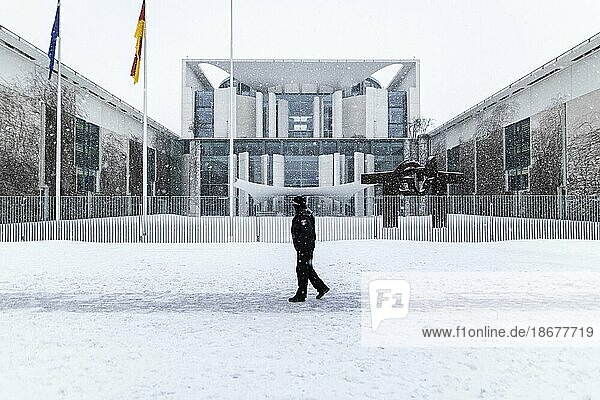 Ein Polizist zeichnet sich ab vor dem Bundeskanzleramt vor dem Bund-Länder zum weiteren Vorgehen der Corona-Beschränkungen  aufgenommen in Berlin  10.02.2021.   Berlin  Deutschland  Europa