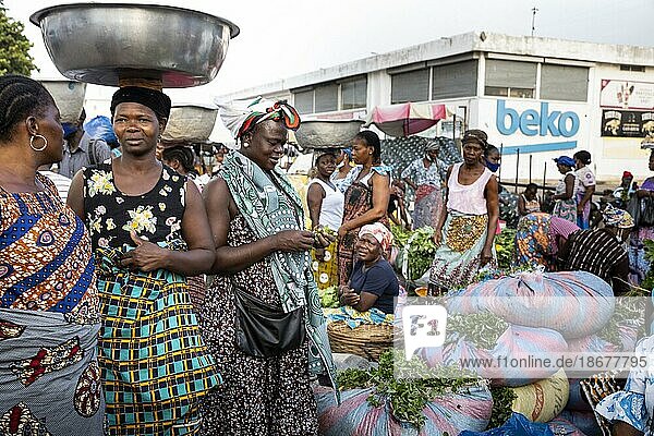 Frauen auf dem Gemüsemarkt von Lome  Togo  15.06  2021.  Lome  Togo  Afrika