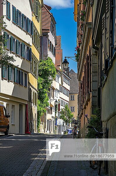 Straßenszene ohne Menschen auf der Neckahalde in der Altstadt  Tübingen  Baden-Württemberg  Deutschland  Europa