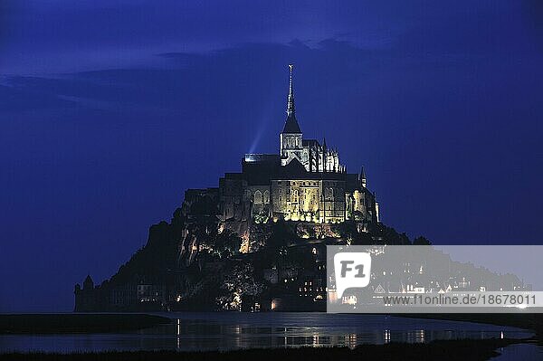 Die Abtei Mont Saint Michel  der Berg Saint Michael bei Nacht  Bretagne  Frankreich  Europa