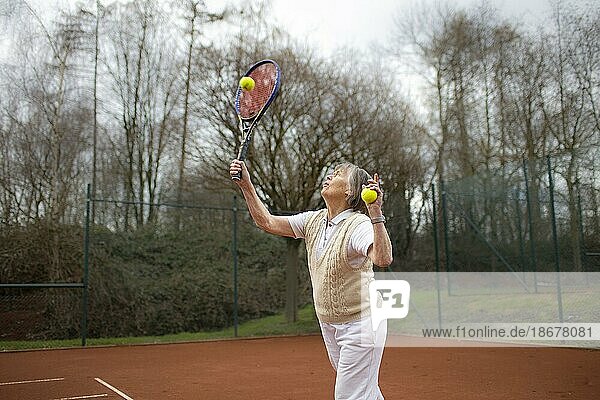 Thema: Frau im Alter von 83 Jahren steht auf dem Tennisplatz.  Dortmund  Deutschland  Europa
