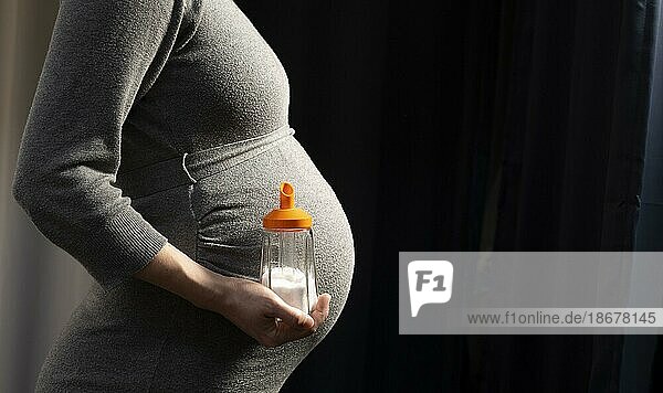 Schwangere Frau mit Zuckerstreuer  Bonn  Deutschland  Europa