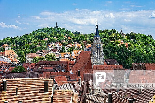Blick vom Unteren Schlosstor über die Dächer und Türme der historischen Altstadt in Richtung Osten  Tübingen  Baden-Württemberg  Deutschland  Europa
