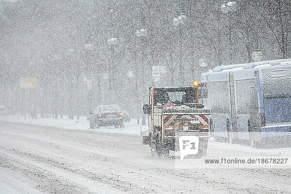 Berlin  Winterdienst auf der schlecht geräumten Strasse des 17. Juni in Richtung Brandenburger Tor  aufgenommen während starken Schneefalls in Berlin