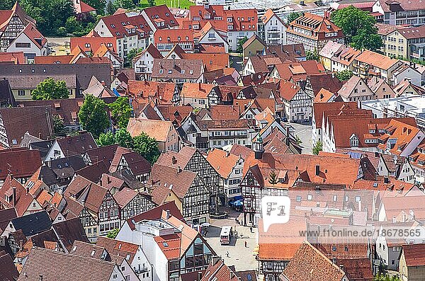 Blick von oben über die Kleinstadt Bad Urach am Fuße der Schwäbischen Alb  die auch dafür bekannt ist  dass dort der Grünen-Politiker Cem Özdemir aufwuchs  Bad Urach  Baden-Württemberg  Deutschland  Europa