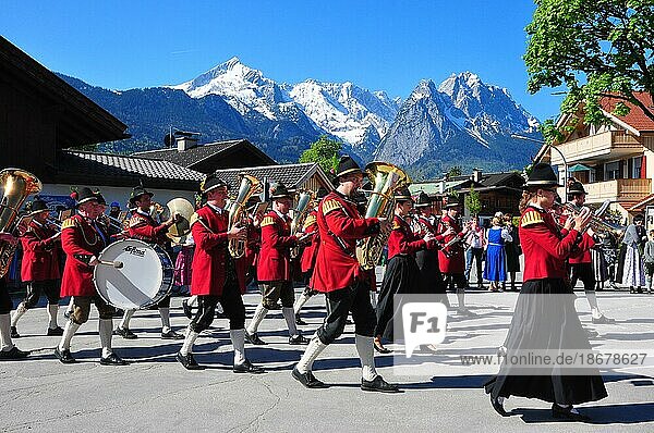 Bavaria  traditional costumes  mountain riflemen  folklore  tradition  customs  mountain panorama  Zugspitze group  music band