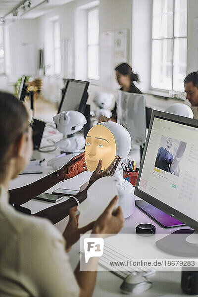 Doktorandinnen diskutieren über soziale Roboter  während sie am Schreibtisch im Innovationslabor sitzen