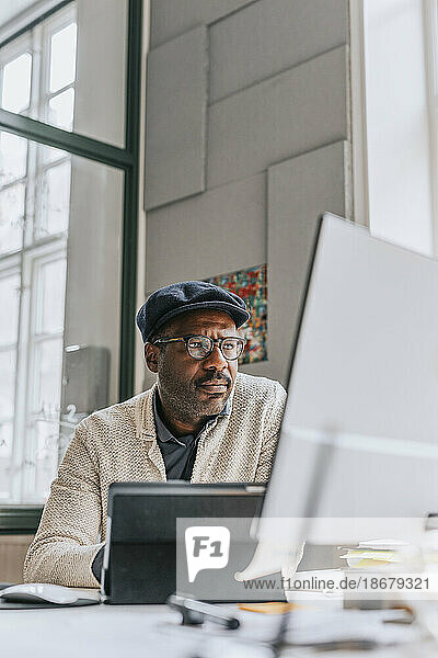 Konzentrierter Geschäftsmann arbeitet am Computer im Büro