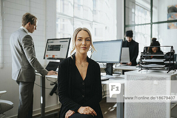 Porträt einer jungen Geschäftsfrau  die im Büro sitzt