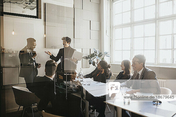 Männliche und weibliche Unternehmer diskutieren während einer Geschäftsbesprechung im Sitzungssaal im Büro