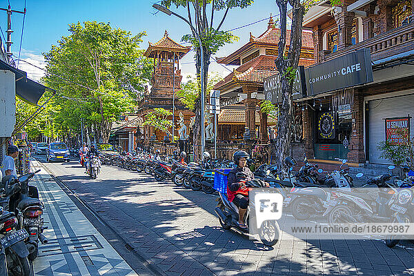 View of Hindu Temple and street in Kuta  Kuta  Bali  Indonesia  South East Asia  Asia