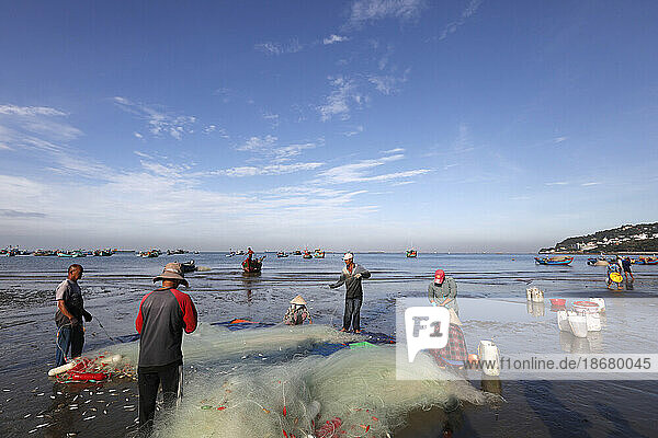 Fishermen repairing fishing nets  Hang Dua bay  Vung Tau  Vietnam  Indochina  Southeast Asia  Asia