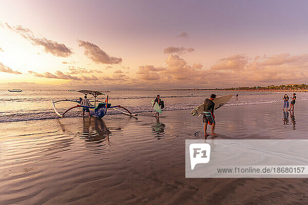 View of fishing outrigger on Kuta Beach at sunset  Kuta  Bali  Indonesia  South East Asia  Asia