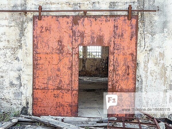 Rostiges Stahltor  lost place  Insel Goli Otok  Alcatraz von Kroatien  Standort von einem ehemaligen Männergefängnis  Gefängnisinsel  Kvarner Bucht  Kroatien  Europa