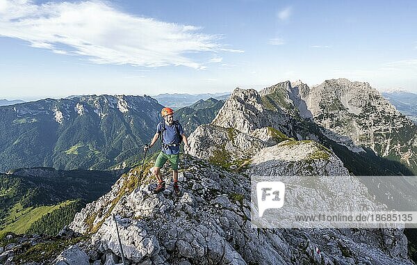 Mountaineers at the summit of the Scheffauer  view of Hackenköpfe and rocky ridge of the Kaisergebirge  in the background Zahmer Kaiser  Wilder Kaiser  Kitzbühler Alpen  Tyrol  Austria  Europe