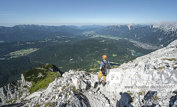 Climbers ascending the Obere Wettersteinspitze  Wetterstein Mountains  Bavarian Alps  Bavaria  Germany  Europe