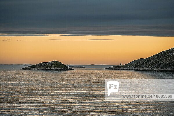 Schäreninseln bei Sonnenuntergang  Bodø  Nordland  Norwegen  Europa