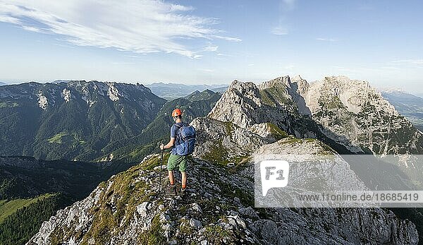 Bergsteiger am Gipfel des Scheffauer  Ausblick auf Hackenköpfe und felsigen Bergkamm des Kaisergebirge  Wilder Kaiser  Kitzbühler Alpen  Tirol  Österreich  Europa