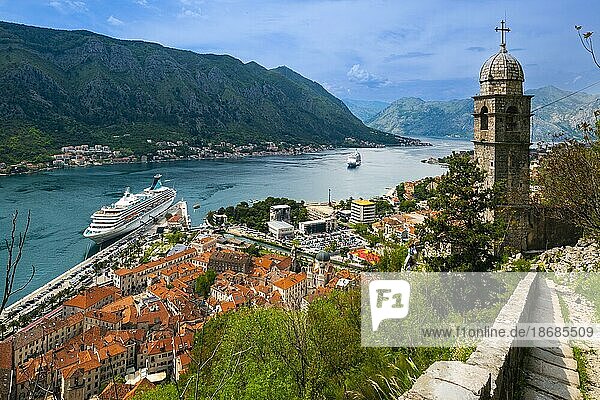 Ausblick über die Dächer der Altstadt  Kotor  Bucht von Kotor  Kirche der Mutter Gottes von Remedy  Kreuzfahrtschiff  Montenegro  Europa