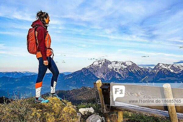 Bergsteigerin neben einer Holzbank genießt die Aussicht Richtung Hoher Göll  Nationalpark Berchtesgaden  Ramsau  Berchtesgadener Land  Oberbayern  Bayern  Deutschland  Europa