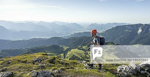 Mountaineers at the summit of the Scheffauer  view of Inntal  Kaisergebirge  Wilder Kaiser  Kitzbühler Alps  Tyrol  Austria  Europe