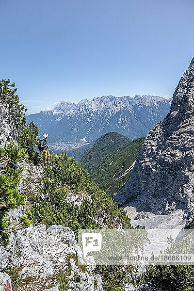 Bergsteiger beim Aufstieg zur Oberen Wettersteinspitze  hinten Karwendelgebirge mit Westlicher Karwendelspitze  Wettersteingebirge  Bayerische Alpen  Bayern  Deutschland  Europa