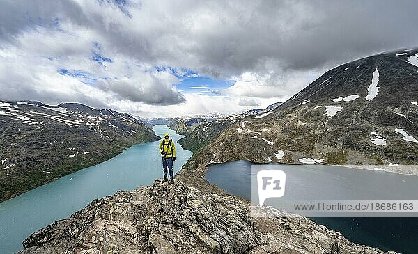 Bergsteiger auf der Besseggen Wanderung  Gratwanderung  Ausblick auf See Gjende  See Bessvatnet und Berge  Jotunheimen Nationalpark  Vågå  Innlandet  Norwegen  Europa