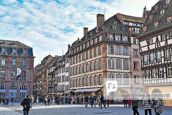 Historisches Stadtzentrum auf dem Platz vor dem Straßburger Münster  Straßburg  Frankreich  Europa