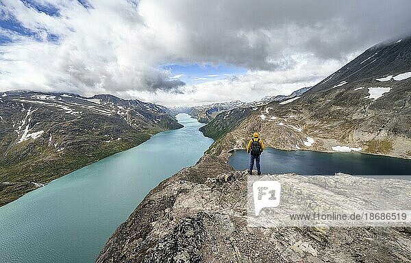 Bergsteiger auf der Besseggen Wanderung  Gratwanderung  Ausblick auf See Gjende  See Bessvatnet und Berge  Jotunheimen Nationalpark  Vågå  Innlandet  Norwegen  Europa
