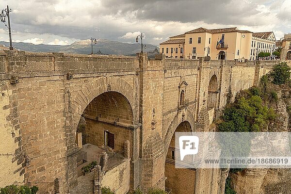 Neue Brücke Ronda  Málaga  Spanien mit dem Berg im Hintergrund und dramatischen bewölkten Himmel