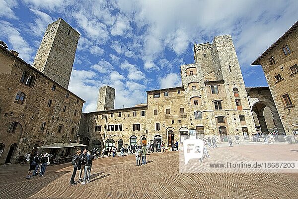 Piazza della Cisterna with the family towers  San Gimignano  Province of Siena  Tuscany  Italy  Europe