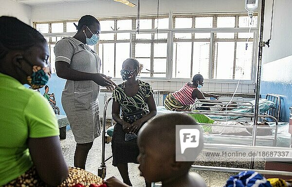 Nurse advises mother with young patient at Princess Christian Hospital in Sierra Leone  Freetown  15.06.202.  Sierra Leone  Africa