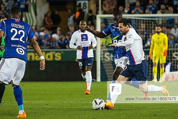 Lionel Messi (Paris St. Germain) re. im Zweikampf mit Ibrahima SISSOKO (Racing Strasbourg)