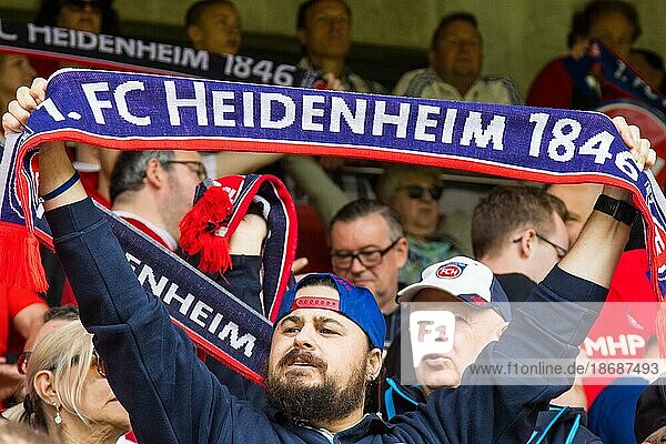 Fans des 1. FC Heidenheim  Fußballspiel  Stadion  Spieler