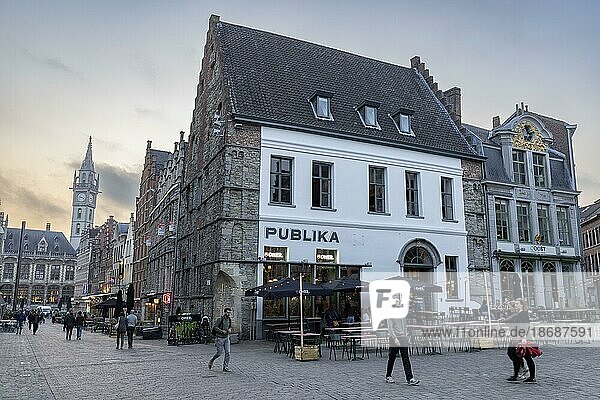 Publika  Veranstaltungsstätte  hinten historische Gebäude und Uhrenturm am Korenmarkt  Gent  Belgien  Europa
