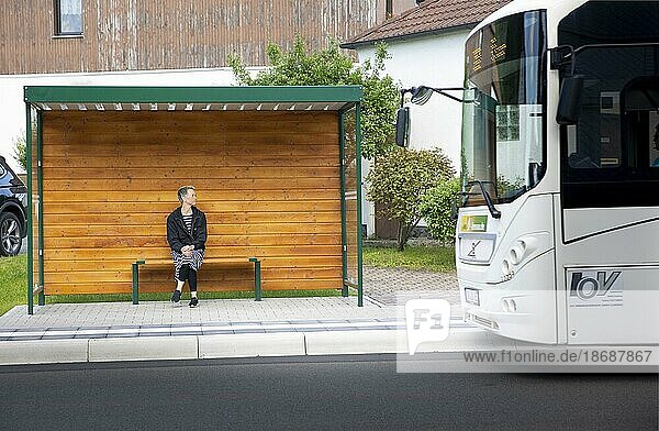 Frau  in ländlicher Region  wartet auf einen Bus  Martinroda.  Martinroda  Deutschland  Europa