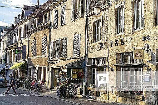 Strasse in der Altstadt von Ornans  Bourgogne-Franche-Comté  Frankreich  Europa