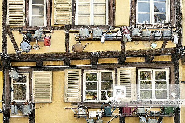 Fachwerkhaus dekoriert mit Gießkannen in der Altstadt von Colmar  Elsass  Frankreich  Europa