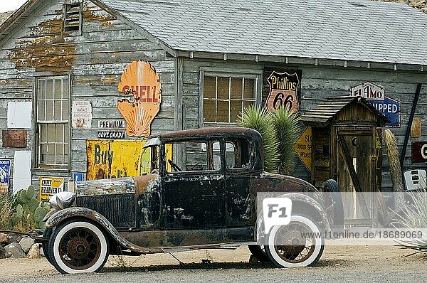 Alter Ford Oldtimer entlang der Route 66 am General Store der Geisterstadt Hackberry in Arizona  USA  Nordamerika