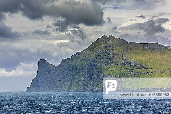 Meeresklippen entlang der zerklüfteten Küste von Eysturoy  Ostinsel  Region und zweitgrößte der Färöer Inseln  Färöer im Nordatlantik
