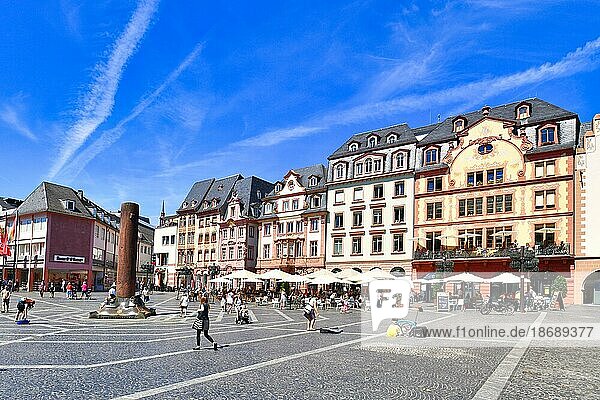 Alter Marktplatz im historischen Stadtzentrum von Mainz an einem sonnigen Sommertag  Mainz  Deutschland  Europa