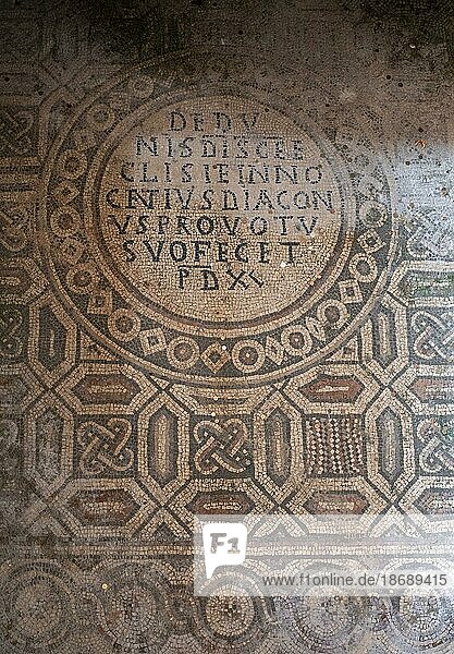 Euphrasius-Basilika  Kathedrale des kroatischen Bistums Pore?-Pula  Bodenmosaik mit Stifterinschrift  UNESCO-Weltkulturerbe  Porec  Istrien  Kroatien  Europa