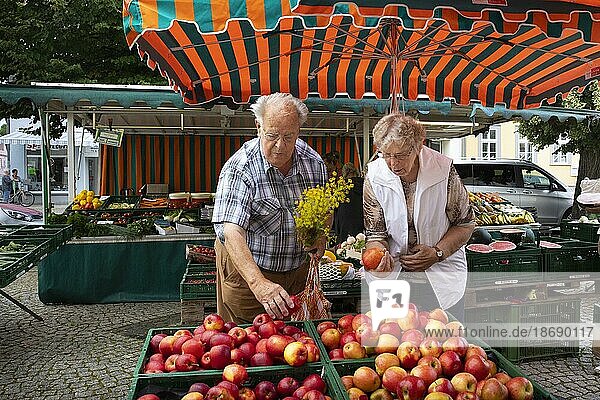 Wochenmarkt in Greussen  07.07.2021. Greußen ist ein Ort mit ca.1200 Einwohnern in Thüringen.  Greußen  Deutschland  Europa