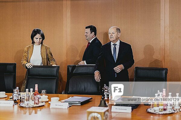 (R-L) Olaf Scholz (SPD)  Federal Chancellor  Hubertus Heil (SPD)  Federal Minister of Labour and Social Affairs  and Annalena Bärbock (Bündnis 90 Die Grünen)  Federal Minister of Foreign Affairs  taken during the weekly meeting of the Cabinet in Berlin  24 May 2023  Berlin  Germany  Europe
