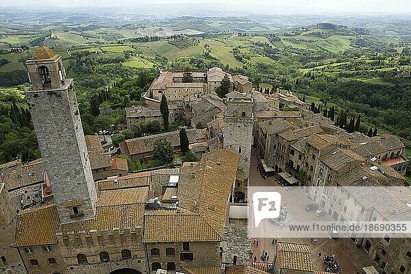 Blick vom Torre Grossa auf die Dächer von San Gimignano  Provinz Siena  Toskana  Italien  Europa